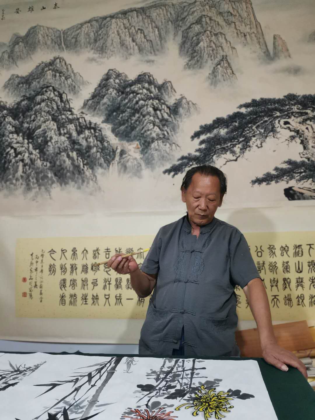 李兴家先生在工作室创作